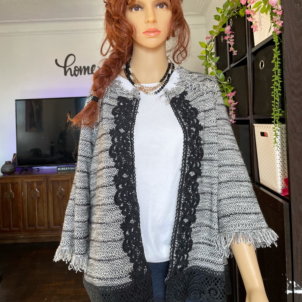 White and black poncho 🖤